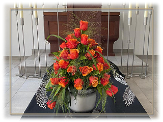 Urne mit Blumenkrone