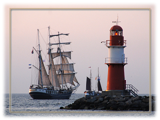 Segelschiff und Leichturm